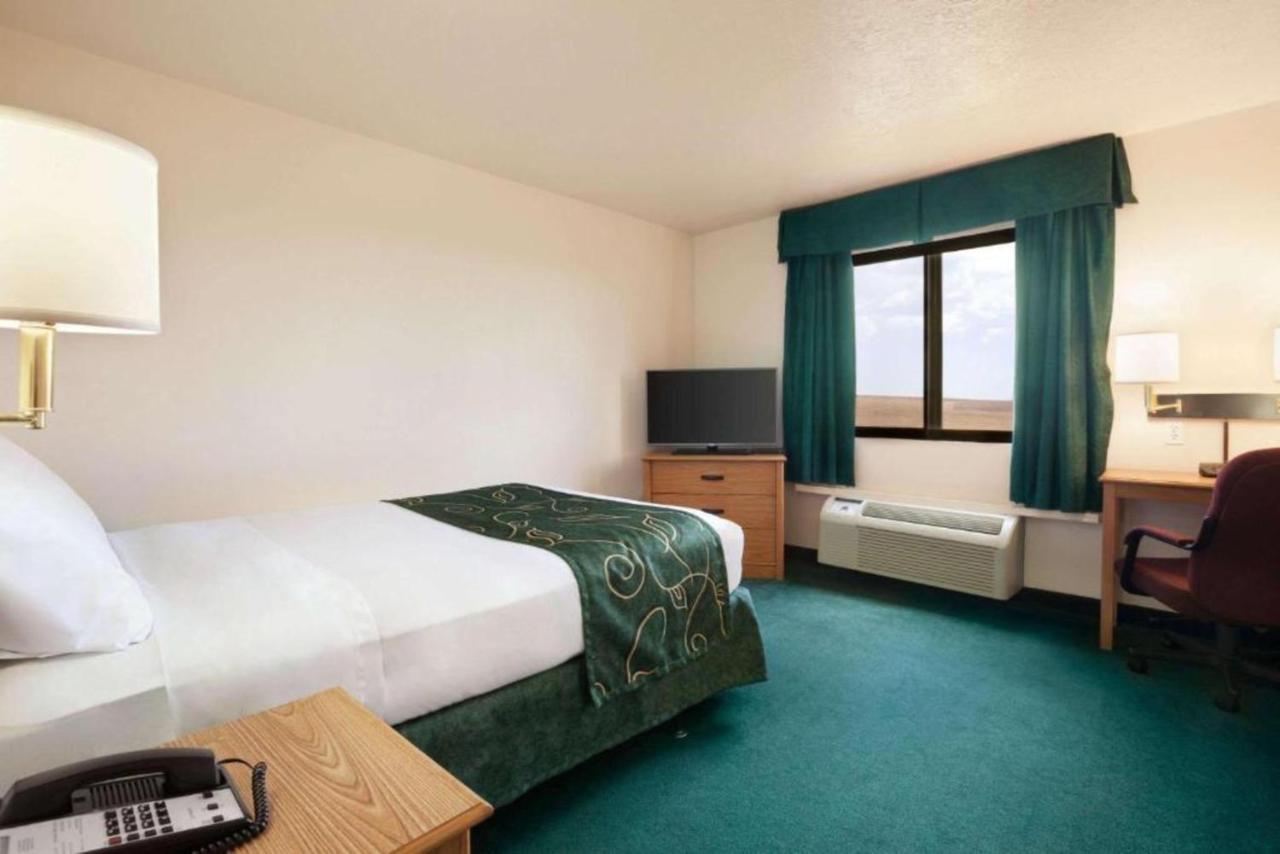 Travelodge By Wyndham Vaughn Экстерьер фото