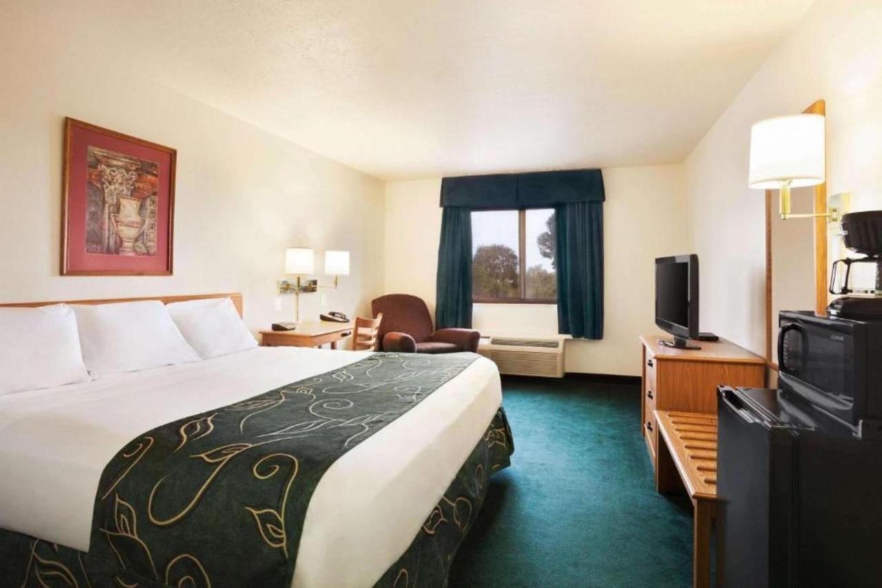 Travelodge By Wyndham Vaughn Экстерьер фото