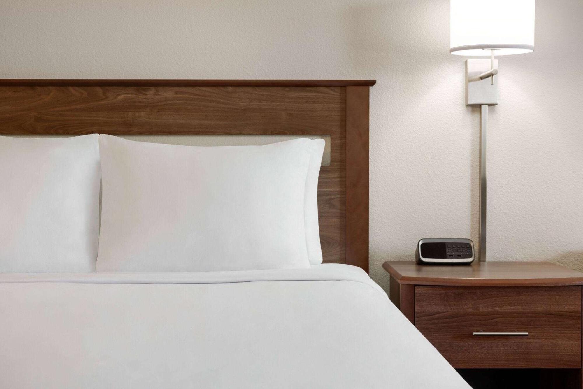Travelodge By Wyndham Vaughn Экстерьер фото