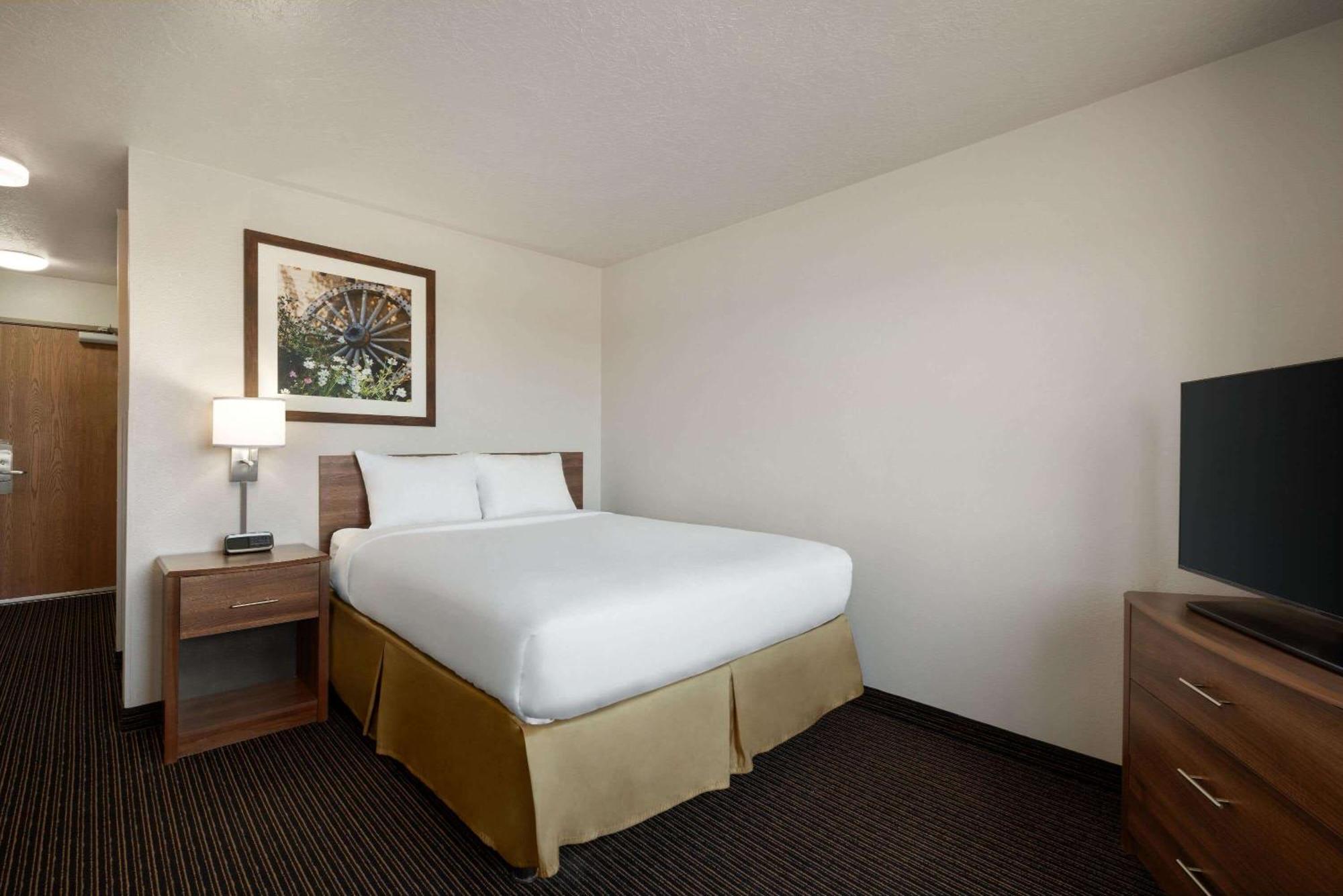 Travelodge By Wyndham Vaughn Экстерьер фото