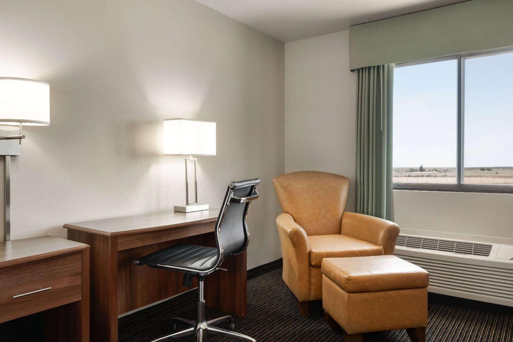 Travelodge By Wyndham Vaughn Экстерьер фото